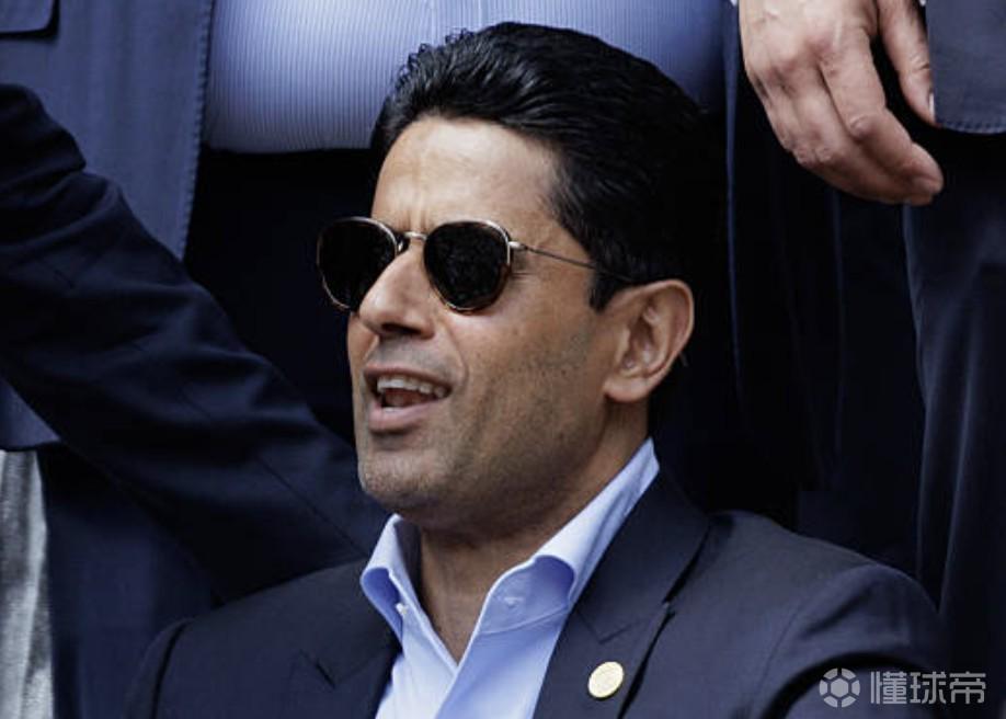 易斯, 小时后现身