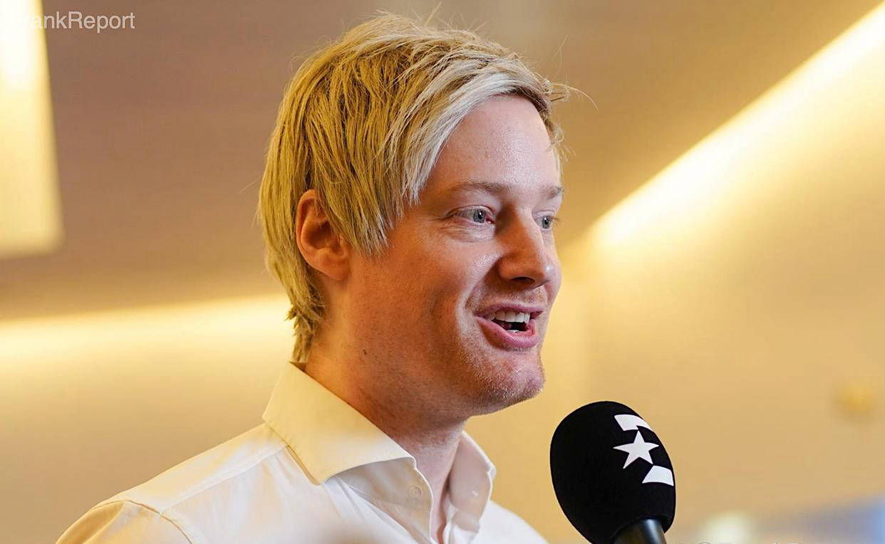 决赛中以, 公开赛, 期远离家乡